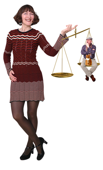 Das Bild zeigt Anette, die eine Handwaage in der Hand hält. In einer der Waagschalen sitzt Christian.